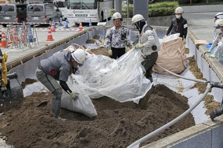 ９月１４日、経産省の花壇に入れられる東京電力福島第１原発事故の除染土