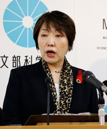 記者会見する阿部文科相＝１４日午前、文科省