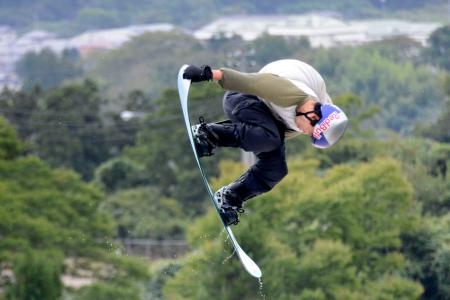 練習するスノーボード男子の荻原大翔＝宮城県村田町