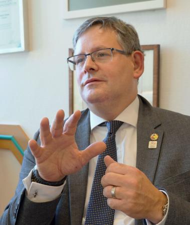 手話を使い取材に応じる、聴覚障害者の国際スポーツ大会「デフリンピック」を主催する国際ろう者スポーツ委員会（ＩＣＳＤ）のアダム・コーサ会長＝ブダペスト（共同）