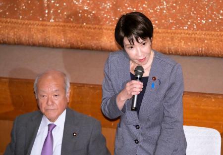 両院議員懇談会に先立って開かれた両院議員総会で発言する、自民党の高市総裁。左は鈴木幹事長＝１４日午後、東京・永田町の党本部