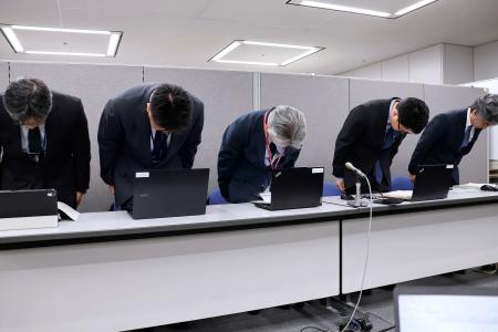 記者会見で謝罪する茨城県教育委員会の幹部ら＝１４日午後、茨城県庁