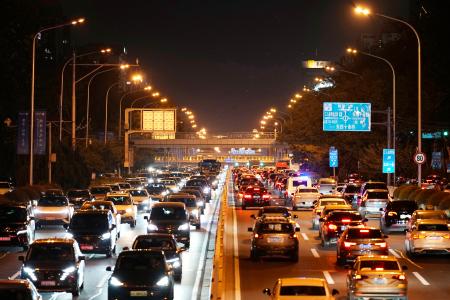 北京市内を走る車＝９月（共同）