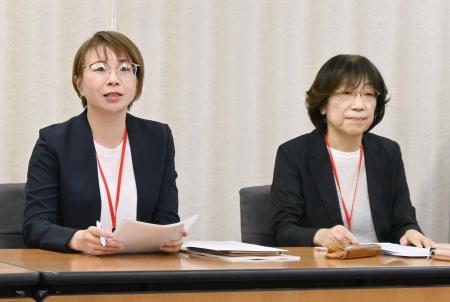 １００自治体の「待機児童」数を発表する「保育園を考える親の会」の幹部＝１４日午後、東京都千代田区