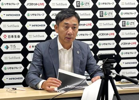 記者会見するＢリーグの島田慎二チェアマン＝１４日、東京都文京区