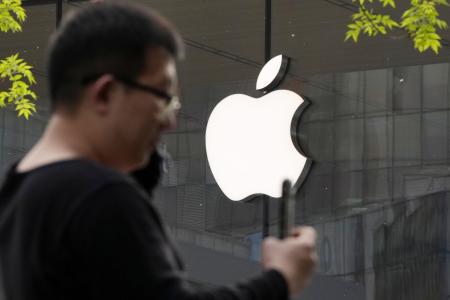 北京市内のアップルストアに掲げられたロゴマーク＝４月（共同）