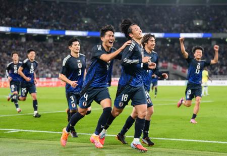 日本―ブラジル　後半、上田（１８）がチーム３点目のゴールを決め、喜ぶ日本代表＝味の素スタジアム