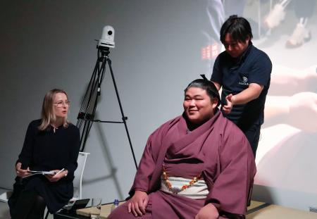 １４日、ロンドンの「ジャパン・ハウス」でのイベントで大銀杏を披露した伯桜鵬（共同）