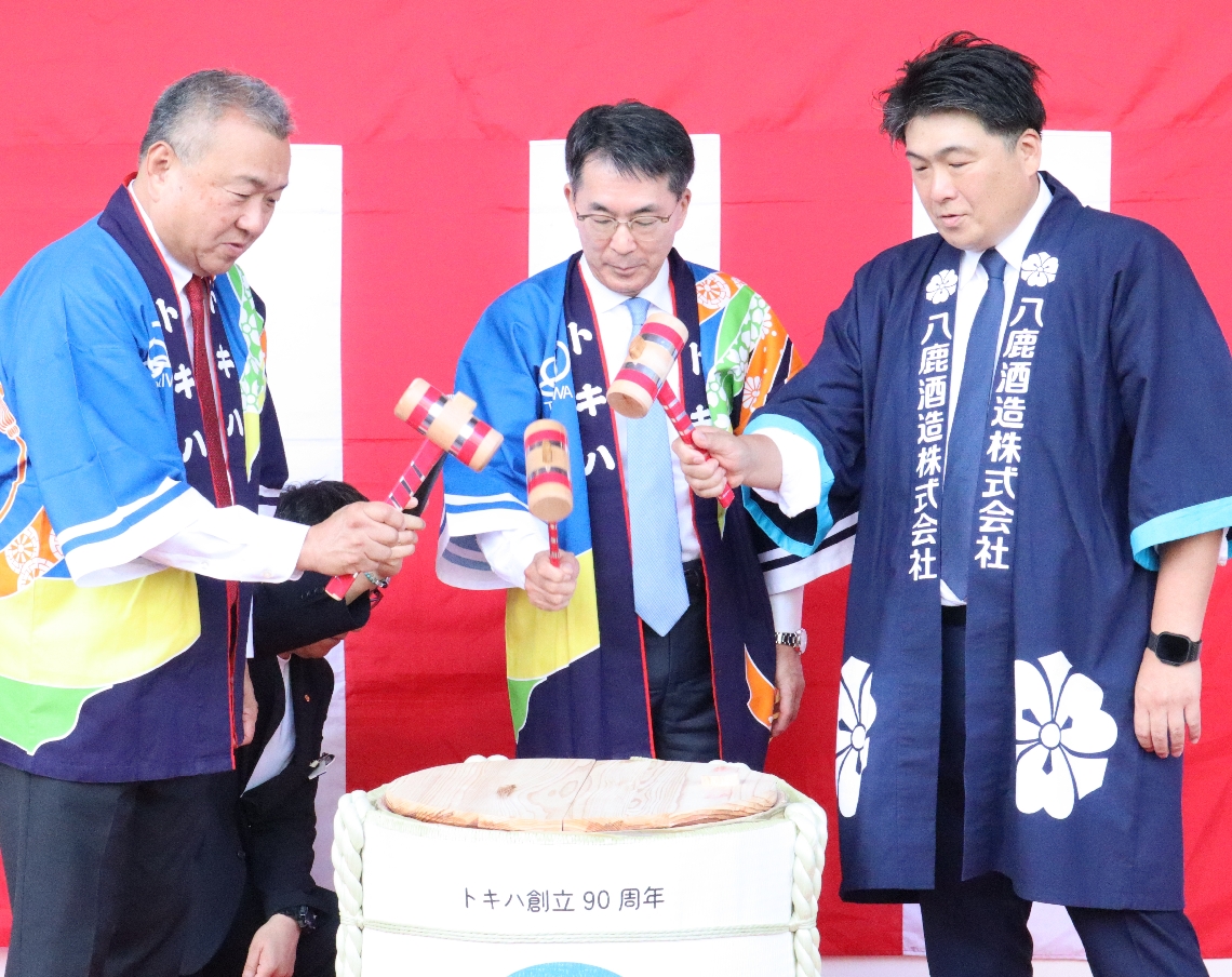 鏡開きをする酒井祐一社長（中央）ら＝１５日、大分市