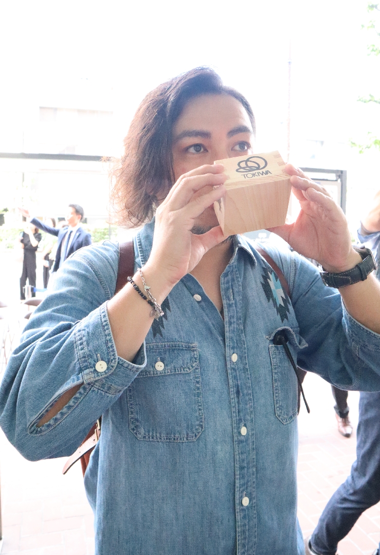 振る舞い酒を味わう客