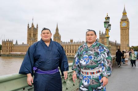 大相撲公演を前にロンドン市内を観光する大の里（左）、豊昇龍の両横綱。奥は英議会議事堂の大時計「ビッグベン」＝１４日（共同）