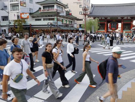 東京・浅草を歩く訪日客ら＝９月