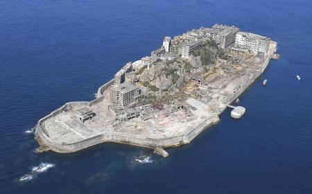 長崎市の端島（通称・軍艦島）