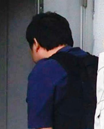 名古屋・東署に入る鈴木佑介容疑者＝１５日午前１１時１４分