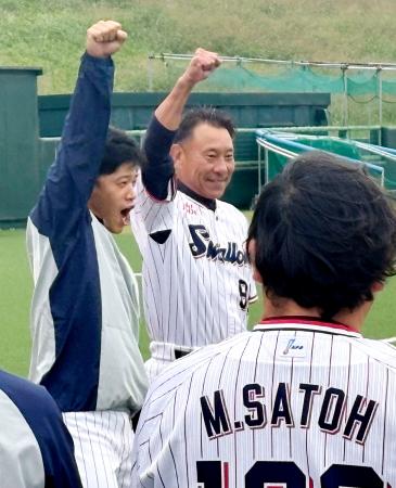 秋季練習が始まり、あいさつで気勢を上げるヤクルトの池山隆寛新監督（中央）と塩見＝１５日、埼玉県戸田市