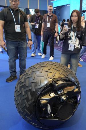 「広州交易会」で展示された、街頭監視などの機能を備えた自走型のロボット＝１５日、中国広東省広州市（共同）