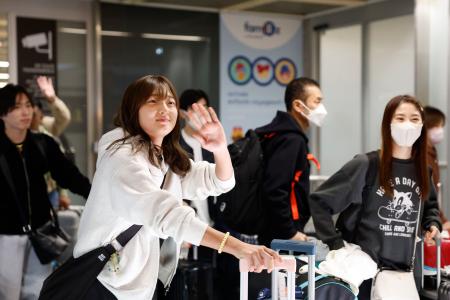 ＧＰシリーズ第１戦に出場するためフランスのナント空港に到着した坂本花織ら＝１５日（共同）