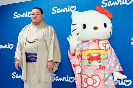 「ジャパン・ハウス」で記者会見し、「ハローキティ」と写真に納まる横綱豊昇龍＝１５日、ロンドン（（Ｃ）２０２５　ＳＡＮＲＩＯ　ＣＯ．，ＬＴＤ．、共同）