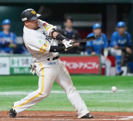 １０回ソフトバンク１死満塁、山川が左前にサヨナラ打を放つ＝みずほペイペイドーム