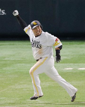 １０回、サヨナラ打を放ちガッツポーズするソフトバンク・山川＝みずほペイペイドーム