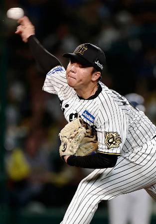 ５回無失点と好投した阪神・村上＝甲子園