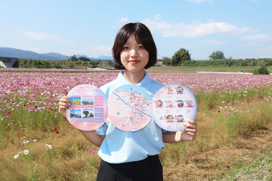 「ストロベリームーンの特製パンフレットを手にして楽しんでほしい」と話す実行委員会メンバー＝中津市三光