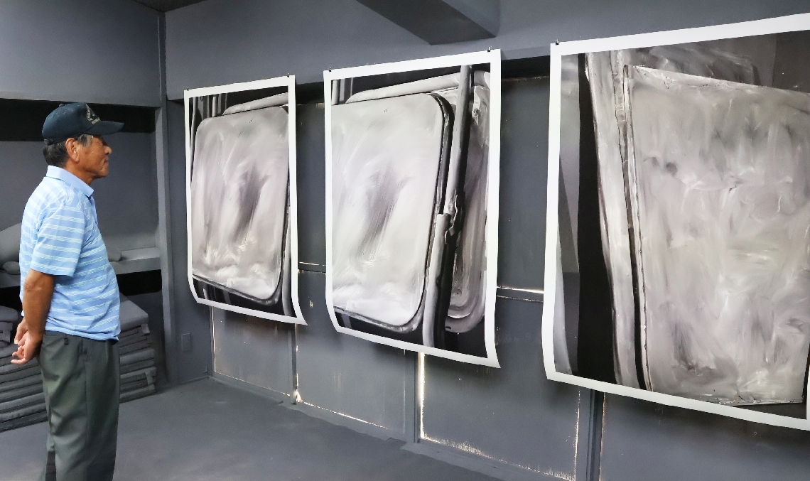 作品を鑑賞する市民