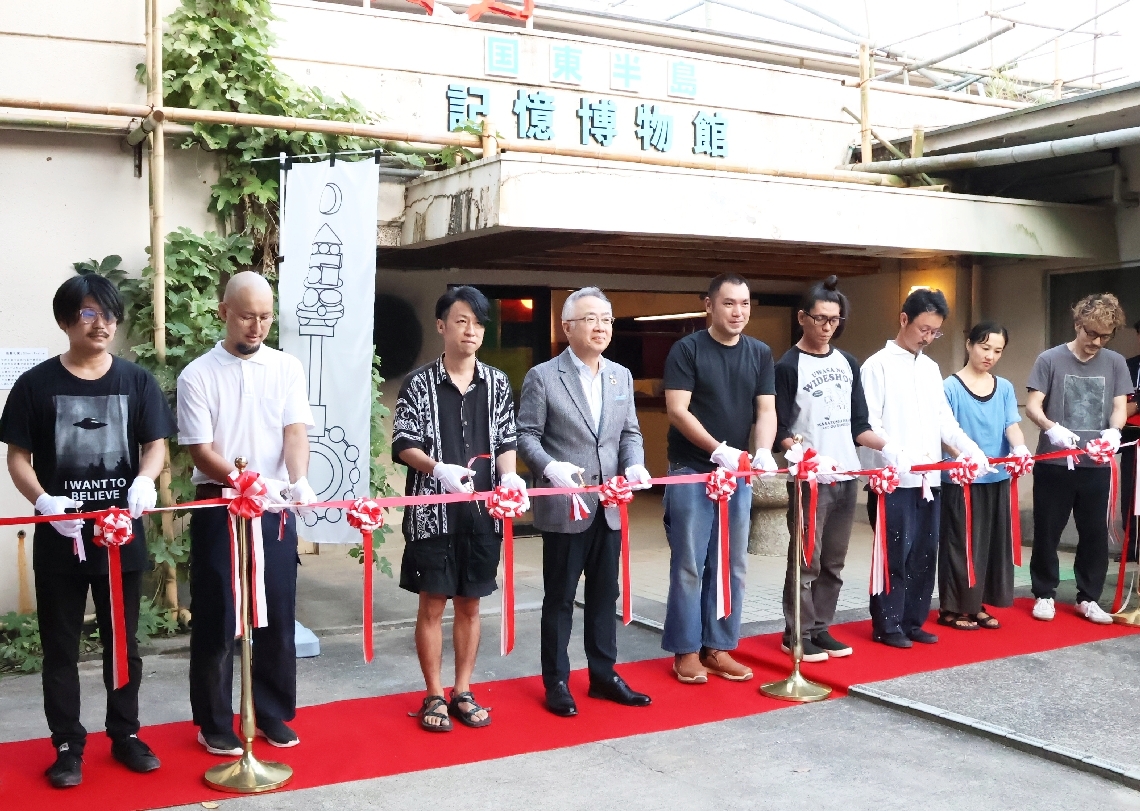 テープカットをする松井督治市長（左から４人目）ら