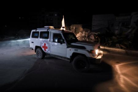 イスラム組織ハマスから返還された人質の遺体を運ぶ車両＝１５日、ガザ北部ガザ市（ロイター＝共同）