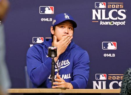 記者会見するドジャース・大谷＝１５日、ロサンゼルス（共同）