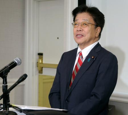 １５日、米ワシントンで取材に応じる加藤財務相（共同）
