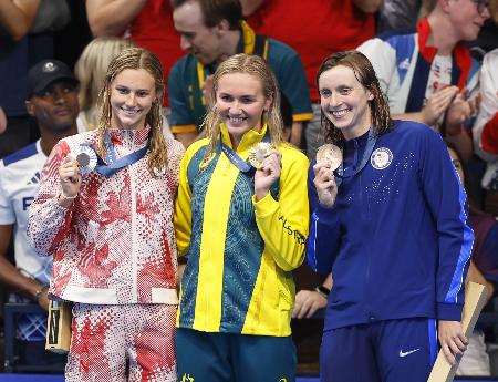 パリ五輪の女子４００メートル自由形で金メダルを獲得したオーストラリアのアリアーン・ティトムス（中央）。右は米国のケイティ・レデッキー＝２０２４年７月（共同）