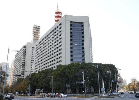 警視庁（手前）＝東京都千代田区