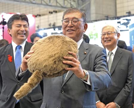 最新ＩＴの展示会「ＣＥＡＴＥＣ２０２５」の会場で、小型ロボットを視察する石破首相＝１６日午前、千葉市の幕張メッセ（代表撮影）