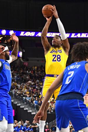 マーベリックス戦でシュートを放つレーカーズの八村＝ラスベガス（ＮＢＡＥ・ゲッティ＝共同）
