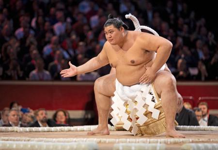 開幕した大相撲ロンドン公演で土俵入りする横綱大の里＝１５日（ゲッティ＝共同）