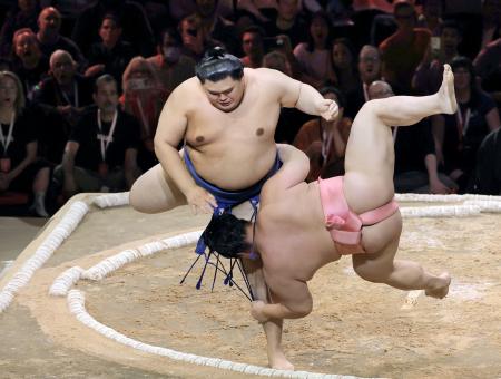 宇良（右）を上手投げで下す大の里＝ロンドン（共同）