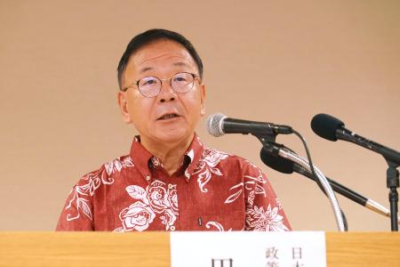 記者会見する日銀の田村直樹審議委員＝１６日午後、那覇市