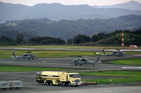高松空港に緊急着陸した米軍ヘリ＝１６日午後４時６分