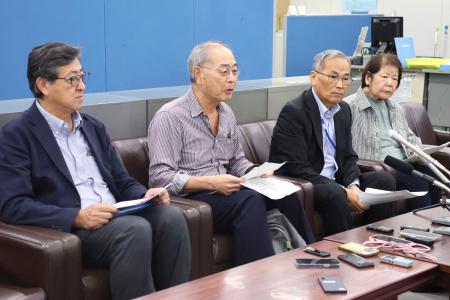 小川晶前橋市長への公開質問状を提出し、記者会見する「市民本位の民主市政をつくる会」の樋口和彦代表委員（左から２人目）ら＝１６日午後、群馬県庁