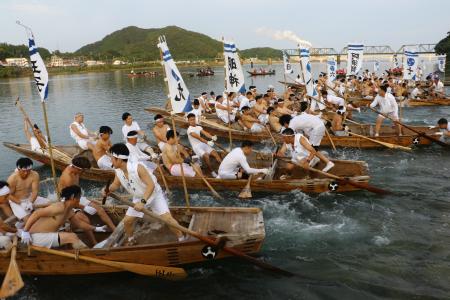 和歌山・三重県境を流れる熊野川で行われた熊野速玉大社の「御船祭」の早船競漕＝１６日午後