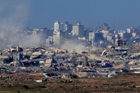 多くの建物が破壊されたパレスチナ自治区ガザ北部。イスラエルとイスラム組織ハマスの停戦発効から１７日で１週間となる＝１６日、イスラエル南部スデロトから撮影（共同）