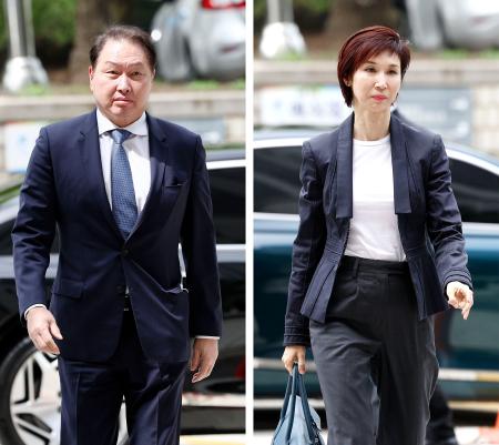２０２４年４月、ソウル高裁に出廷する崔泰源氏（左）と妻、盧素英氏（聯合＝共同）