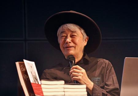 第７８回新聞週間「記念の集い」で講演する深町健二郎さん＝１６日午後、福岡市