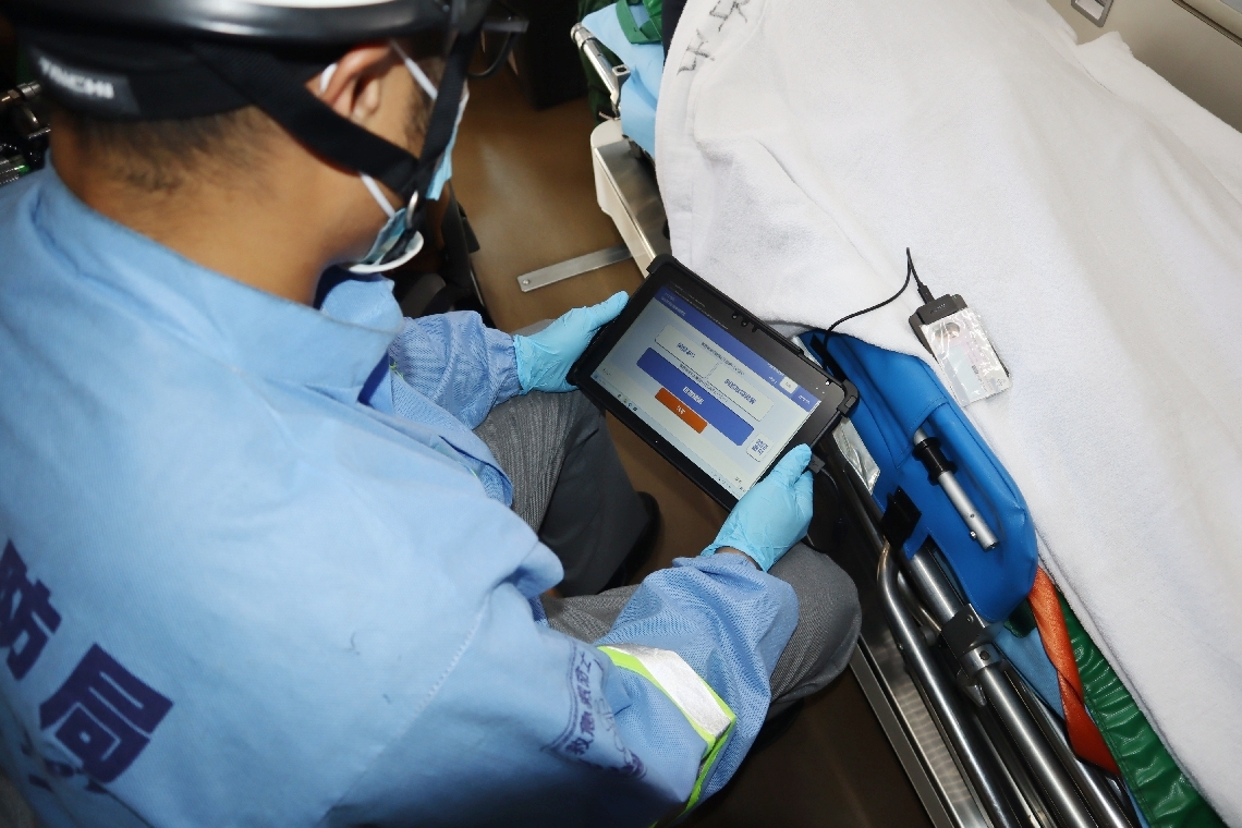 今月から県内の全消防が「マイナ救急」を導入した。タブレット端末でマイナ保険証から医療情報を読み込む救急隊員