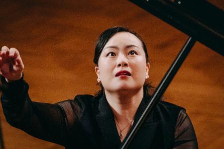 第１９回ショパン国際ピアノ・コンクールの３次予選で演奏する桑原志織さん。本選進出を決めた＝１４日、ワルシャワ（（Ｃ）Ｋ．Ｓｚｌｅｚａｋ／ＮＩＦＣ提供・共同）