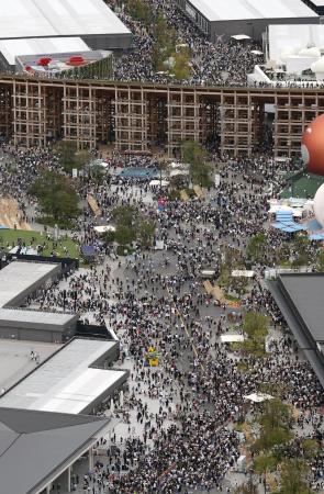 大勢の来場者でにぎわう大阪・関西万博の会場＝１２日、大阪市此花区の夢洲