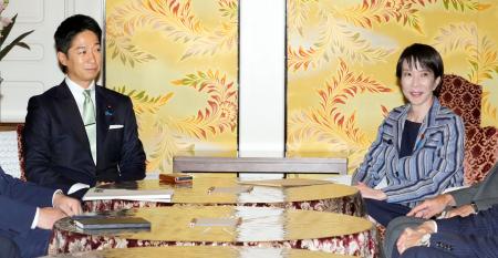 政策協議に臨む自民党の高市総裁（右）と日本維新の会の藤田共同代表＝１７日午後、国会