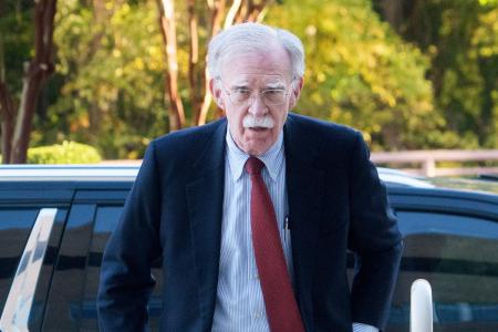 連邦地裁に出廷するジョン・ボルトン元大統領補佐官＝１７日、米メリーランド州グリーンベルト（ＡＰ＝共同）