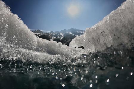日光を浴びて溶けるローヌ氷河の氷＝６月、ゴムス周辺（ＡＰ＝共同）